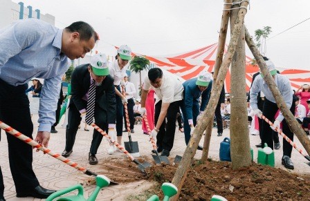 Phát động trồng cây “Chung tay xanh hóa học đường” - ảnh 2